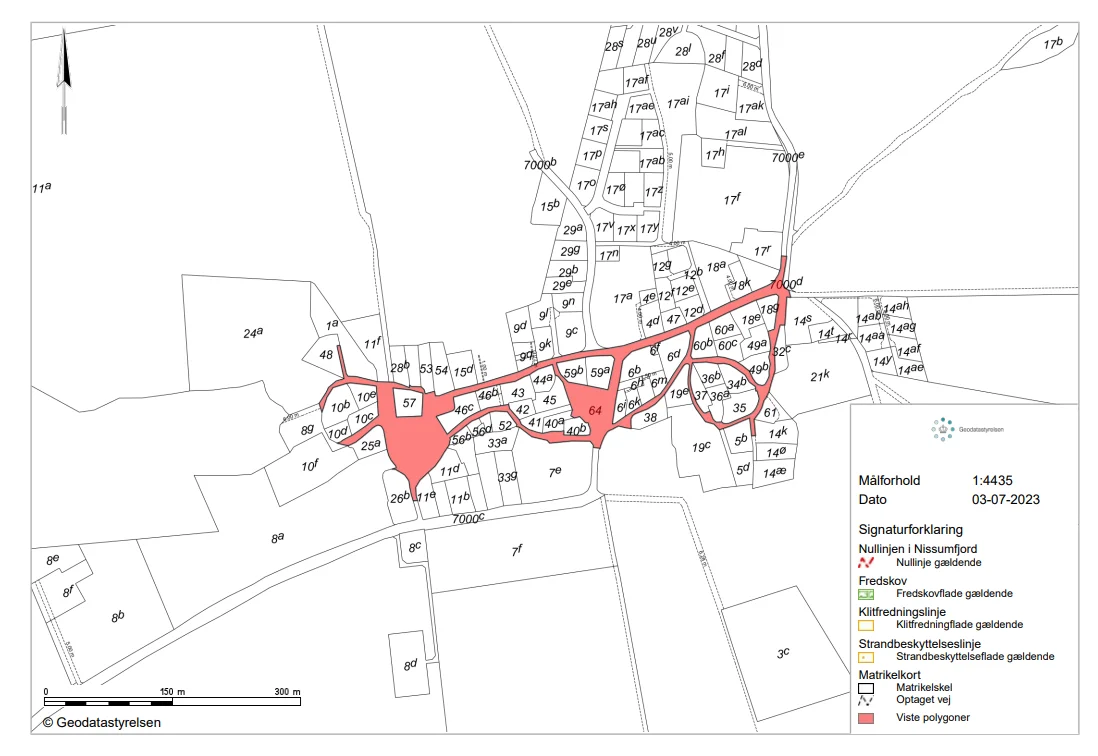 Kort fra Geodatastyrelsen (juli 2023) over matrikelnummer 64, Herringløse By, Hvedstrup, markeret med rødt. Kortet viser de grønne arealer og vejene i landsbyen.