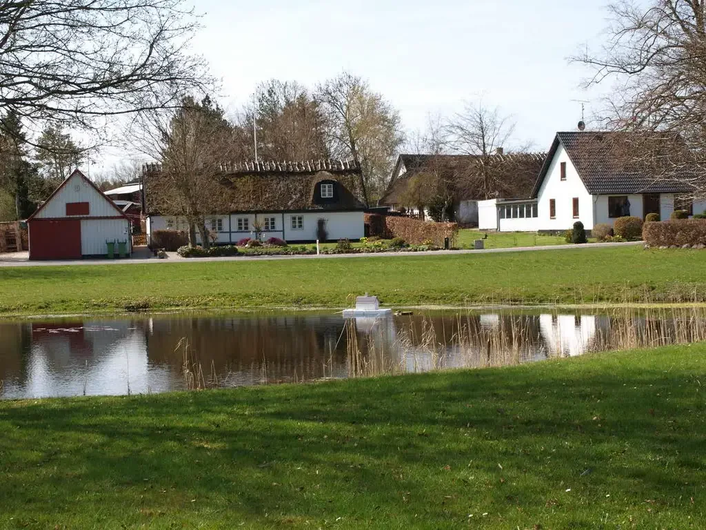 Gadekæret i Herringløse med stråtækte huse i baggrunden