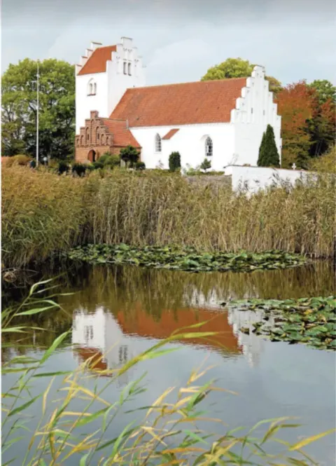 Hvedstrup Kirke set over gadekæret