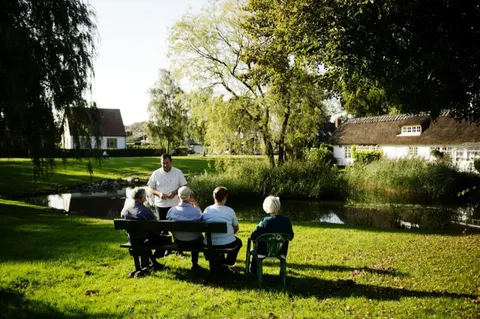 Beboere på bænken ved gadekæret